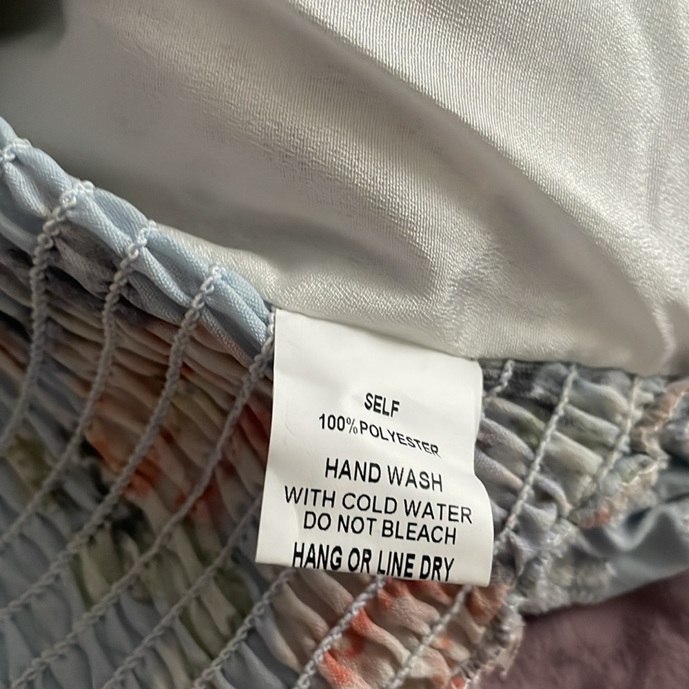 NWOT- Vici strapless top with a smocked back and zipper closure - Picture 4 of 4
